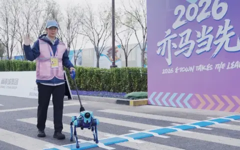 高德公开全球首款开放环境全自主具身机器人，前沿科技服务民生