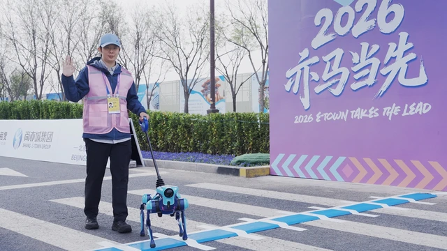 高德公开全球首款开放环境全自主具身机器人，前沿科技服务民生