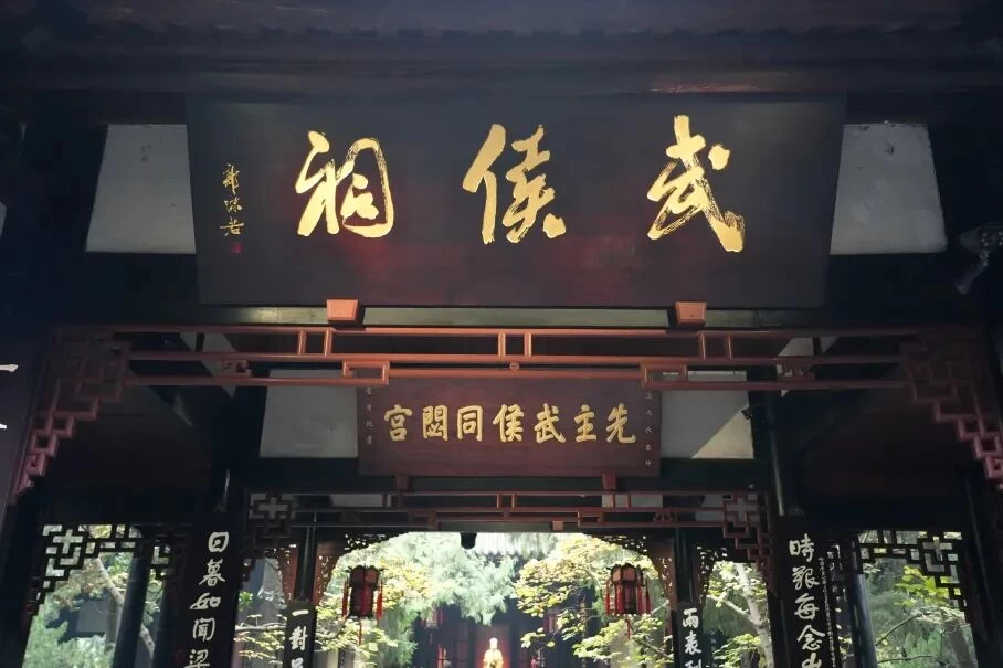 给曹操送药，给丞相买票，年轻人“抽象上坟”有多野？