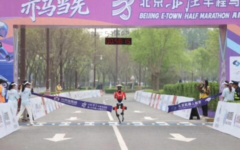 荣耀「闪电」一战成名在幕前，宇树「H1」安身立命在幕后