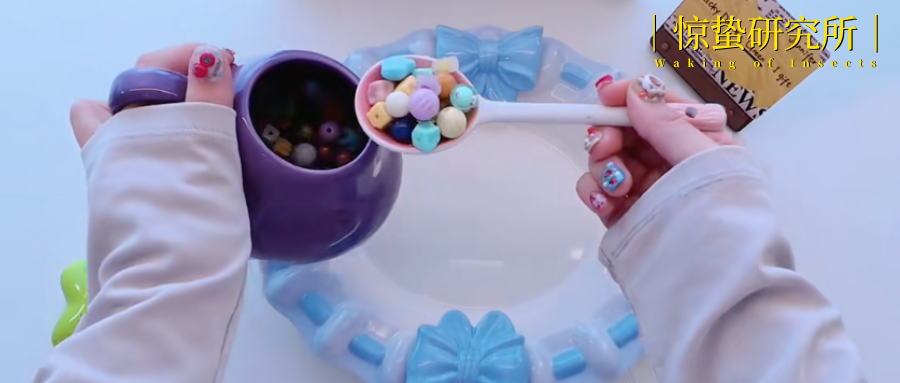 盲勺爆火，年轻人到底在买什么？