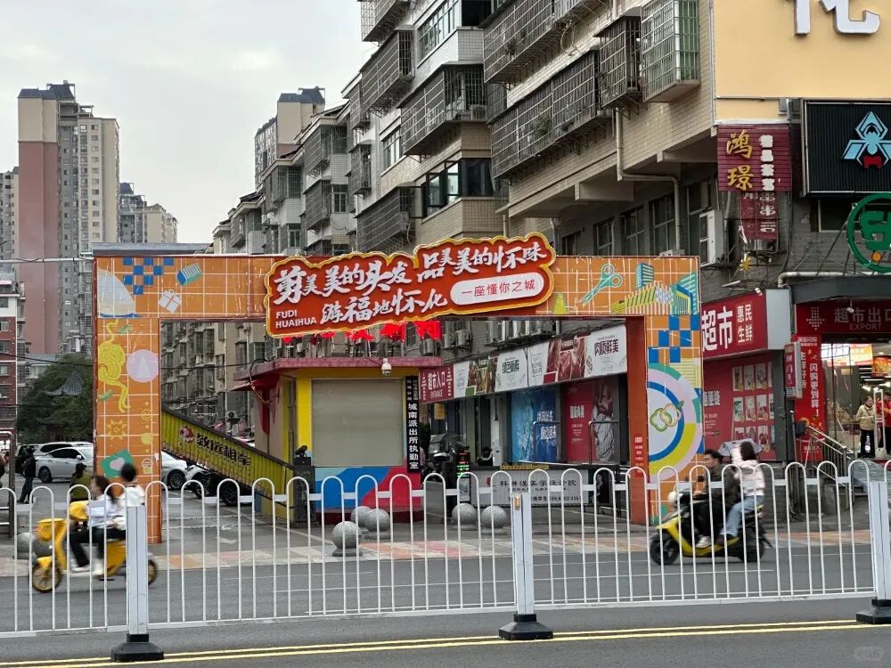 从莫氏鸡煲到“鸡排哥”，普通人爆火真能带火一座城？