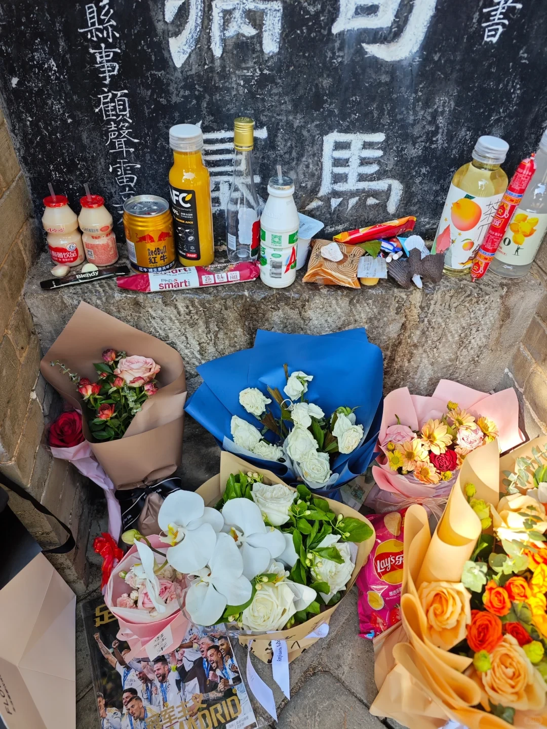 给曹操送药，给丞相买票，年轻人“抽象上坟”有多野？