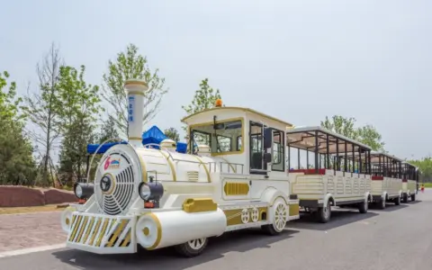 景区大门越建越远，只为给“摆渡车刺客”铺路？