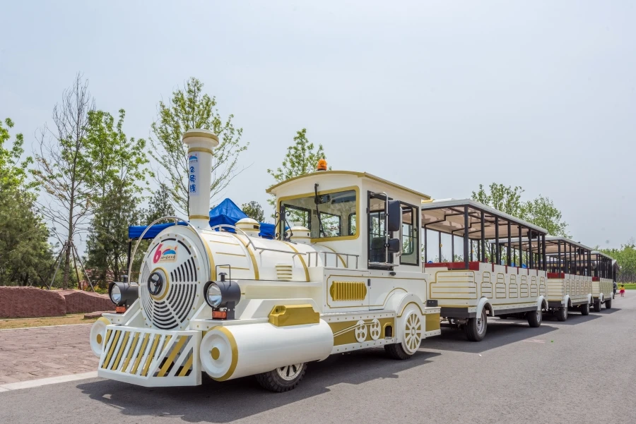 景区大门越建越远，只为给“摆渡车刺客”铺路？