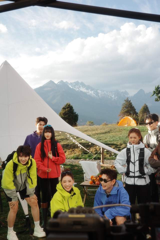 李佳琦直播间发布五一出游趋势：从“防晒标配”到“情绪刚需”，功能性服饰领跑假日经济