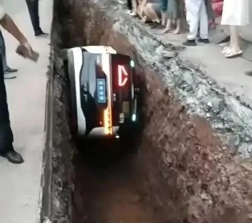 百度押注萝卜快跑,但一场武汉“趴窝”暴露了Robotaxi最脆弱的一环