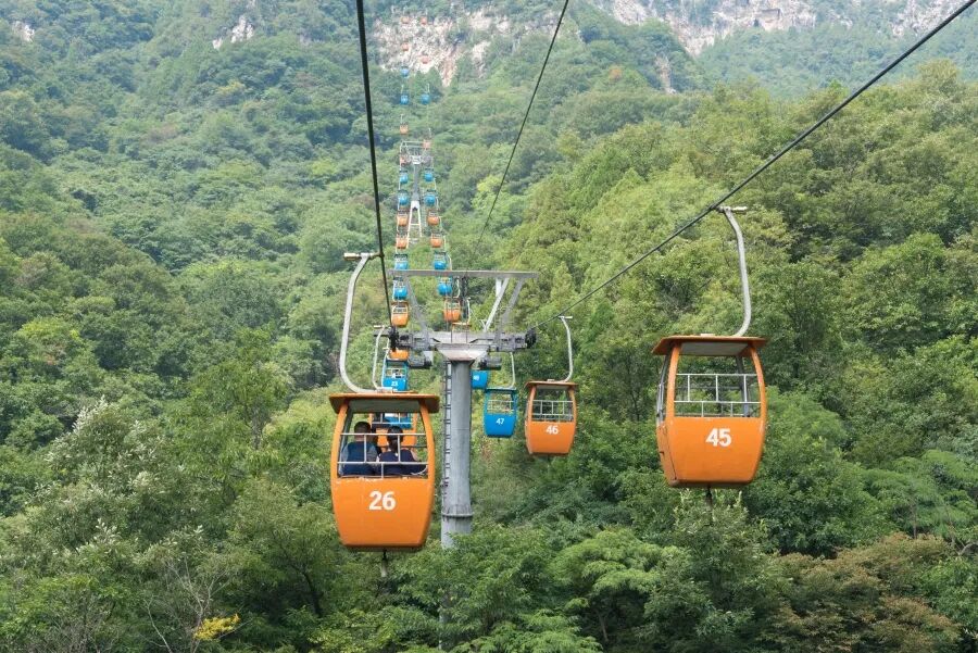 景区大门越建越远，只为给“摆渡车刺客”铺路？