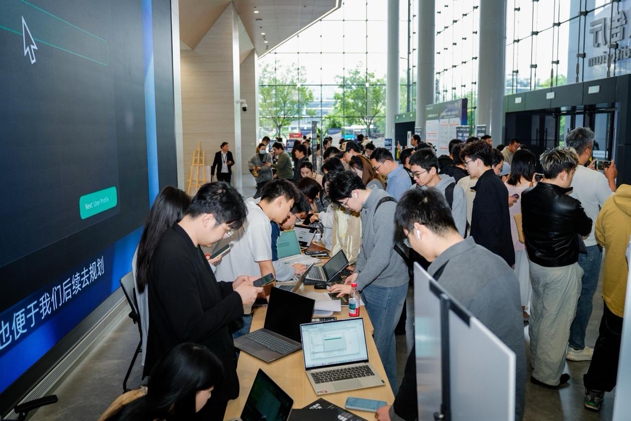 杭州97年创业者，靠电商龙虾带8个AI员工开出一人跨国公司