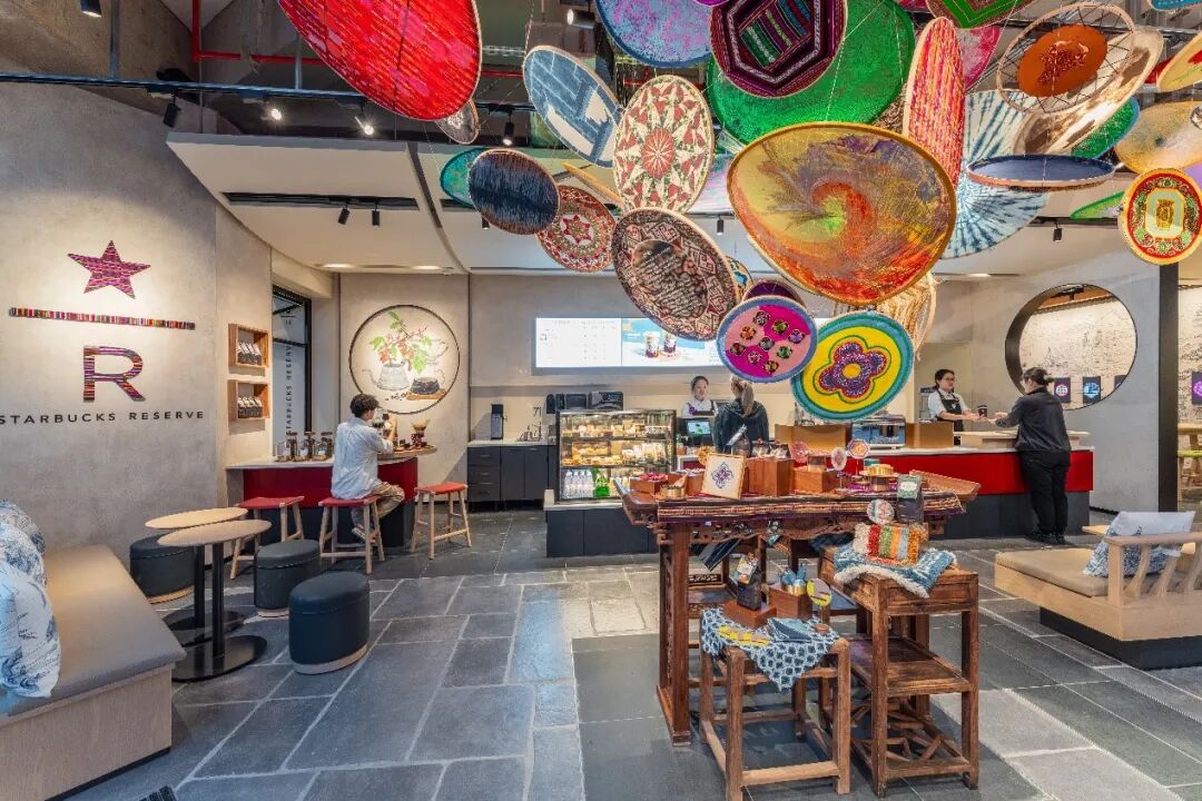 从社区到乡镇，瑞幸与星巴克打起“巷战”