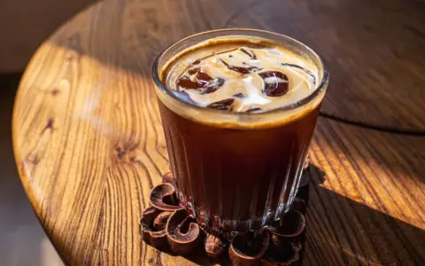 从社区到乡镇，瑞幸与星巴克打起“巷战”