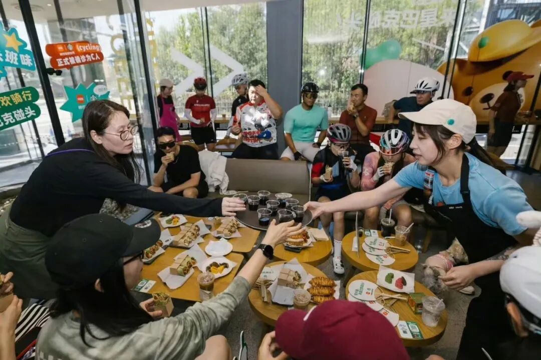 从社区到乡镇，瑞幸与星巴克打起“巷战”