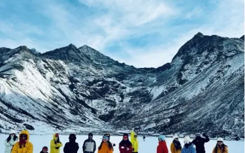 一百多买伯希和，这届年轻人在性价比里“冲锋”