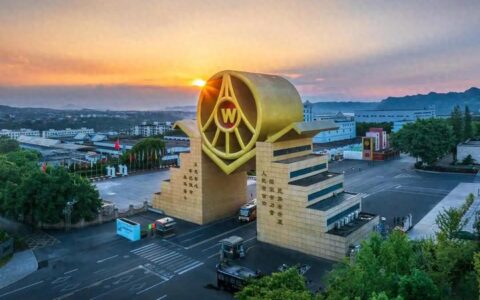 五粮液一夜抹掉303亿营收，撕开白酒行业遮羞布