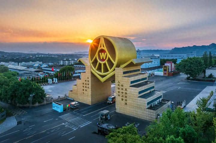 五粮液一夜抹掉303亿营收，撕开白酒行业遮羞布