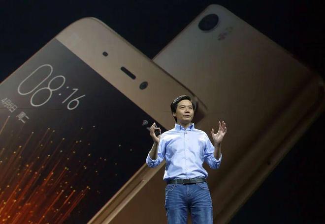 雷军偷用iPhone,手机跌出前五,2026年小米的高光与隐痛