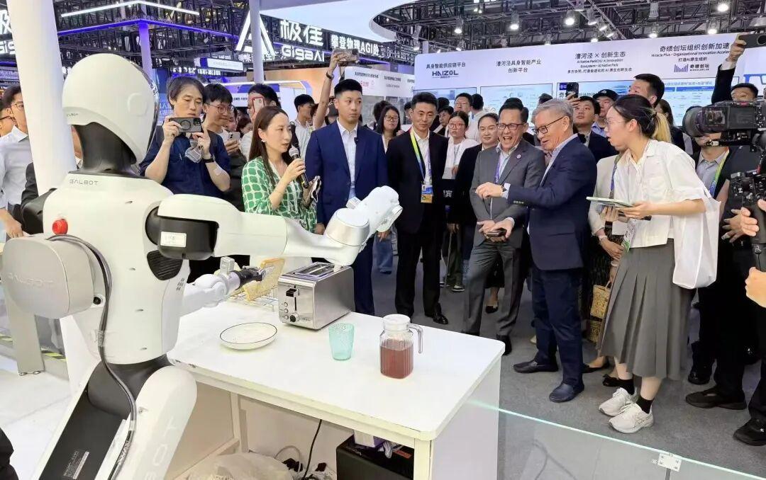 双击查看原图 机器人开始打工了,可量产才是生死线|2026 WAIC