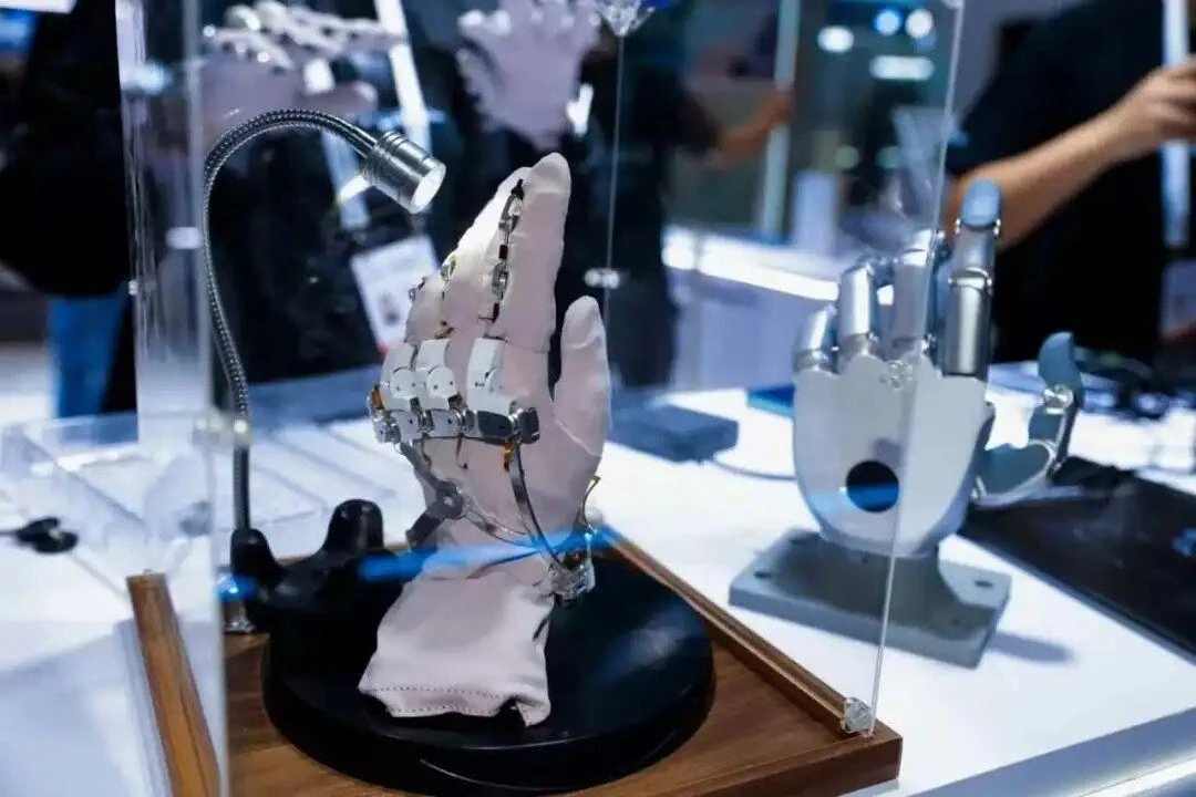 双击查看原图 机器人开始打工了,可量产才是生死线|2026 WAIC