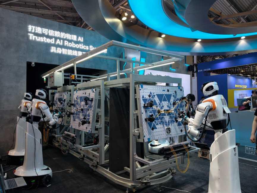 双击查看原图 机器人开始打工了,可量产才是生死线|2026 WAIC