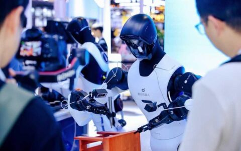 机器人开始打工了，可量产才是生死线｜2026 WAIC