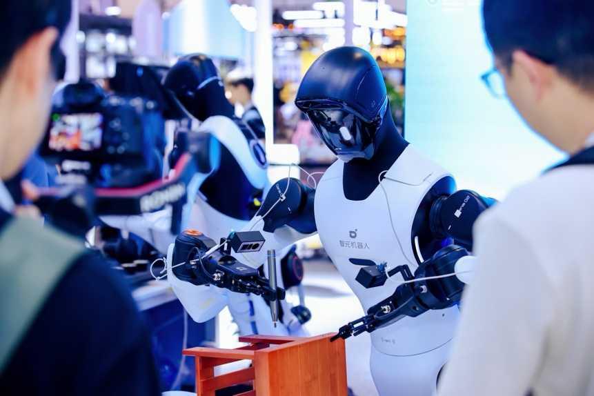 机器人开始打工了，可量产才是生死线｜2026 WAIC