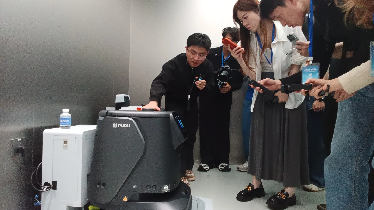 送餐机器人卖出13万台，「普渡」凭什么估值破百亿