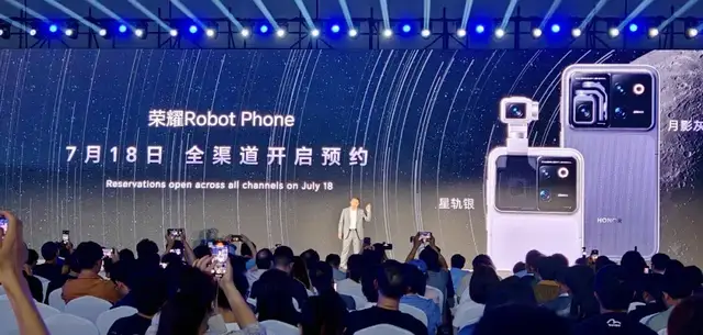 豆包手机扩产、Apple智能补票：厂商疯抢AI手机定义权