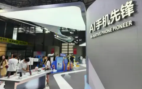 豆包手机扩产、Apple智能补票：厂商疯抢AI手机定义权