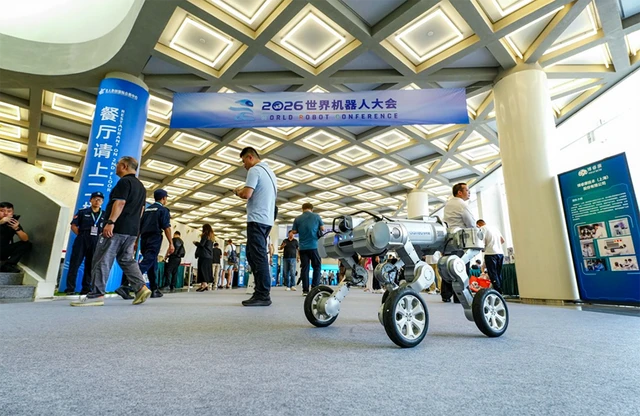 伽利略机器人亮相WRC 2026，突破形态局限发布“陆行具身系统”Galileo X