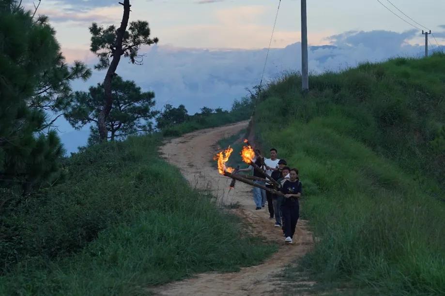 快递车开进大凉山，一间拼多多驿站打通包裹进村“最后一公里”