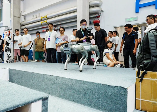 伽利略机器人亮相WRC 2026，突破形态局限发布“陆行具身系统”Galileo X