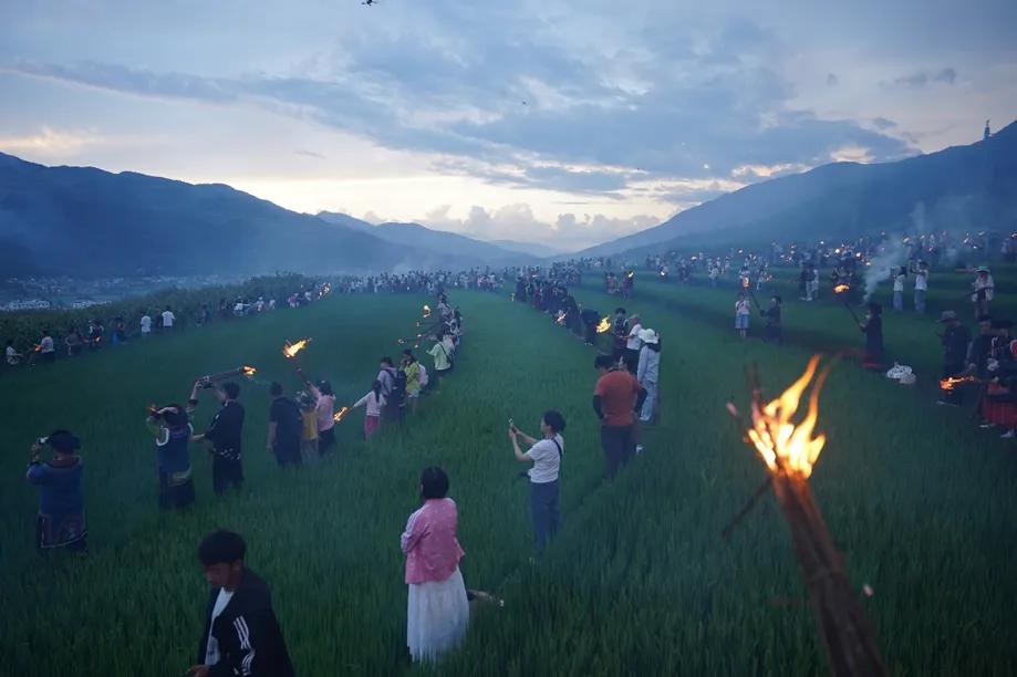快递车开进大凉山，一间拼多多驿站打通包裹进村“最后一公里”