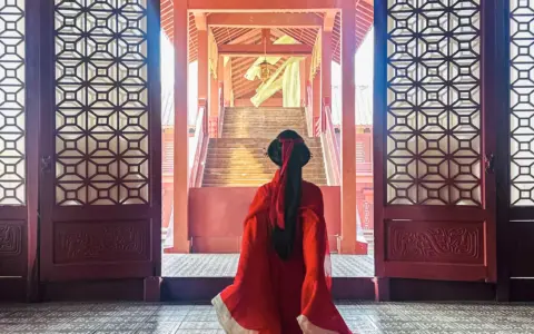 横店298元拍短剧火了，退休阿姨们的新快乐找到了