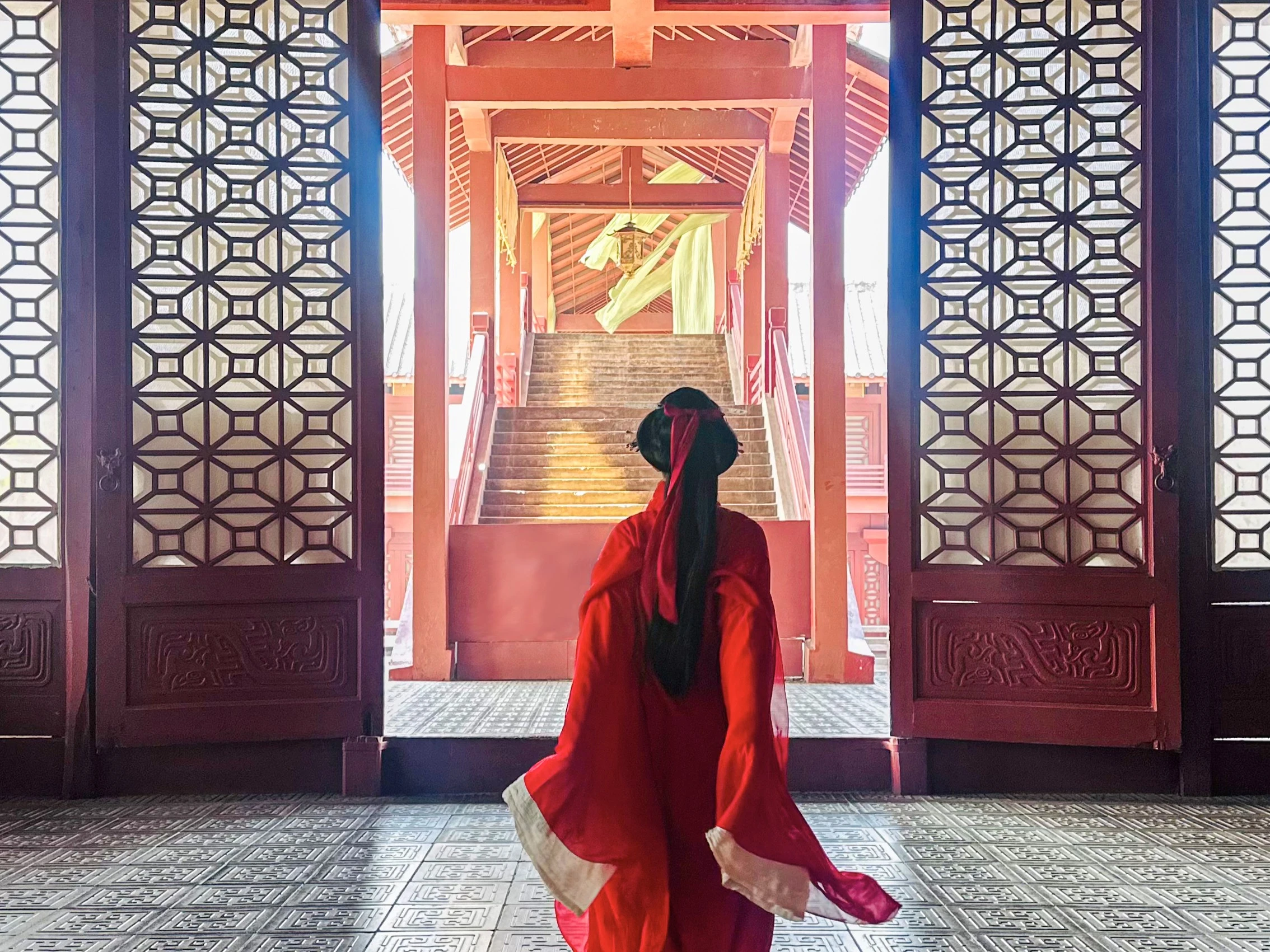 横店298元拍短剧火了,退休阿姨们的新快乐找到了