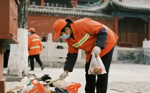 景区“宠”游客，委屈只能员工自己吞？