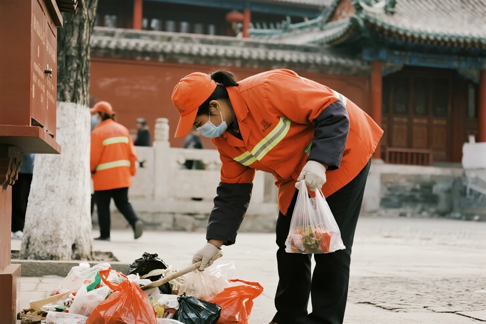 景区“宠”游客,委屈只能员工自己吞?