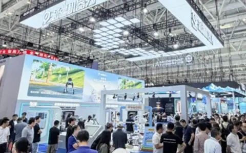 产线干活、叠衣服、打乒乓球：越疆“一脑多体”具身智能平台亮相WRC