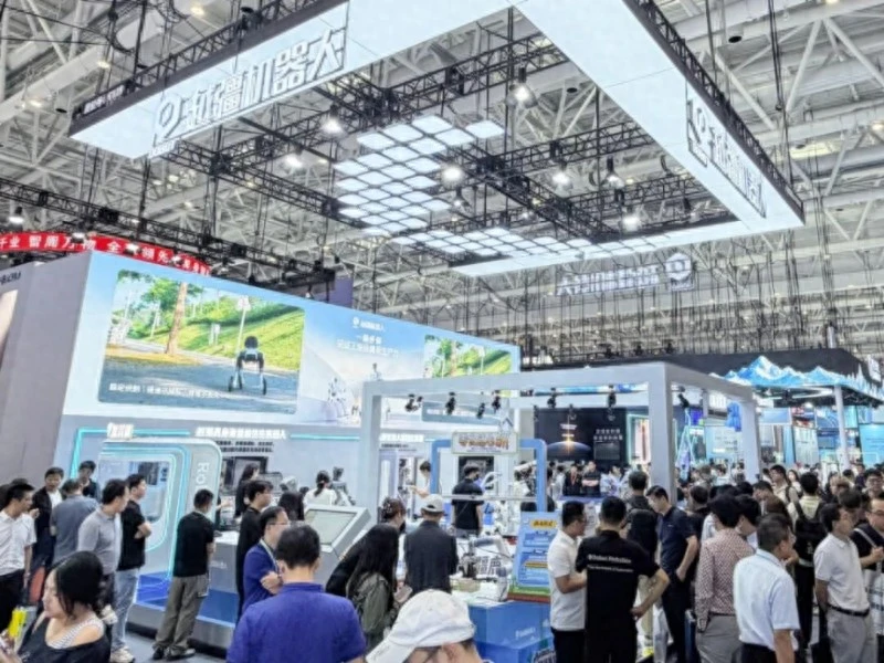 产线干活、叠衣服、打乒乓球：越疆“一脑多体”具身智能平台亮相WRC