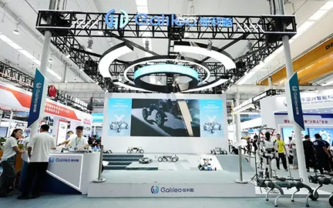 伽利略机器人亮相WRC 2026，突破形态局限发布“陆行具身系统”Galileo X