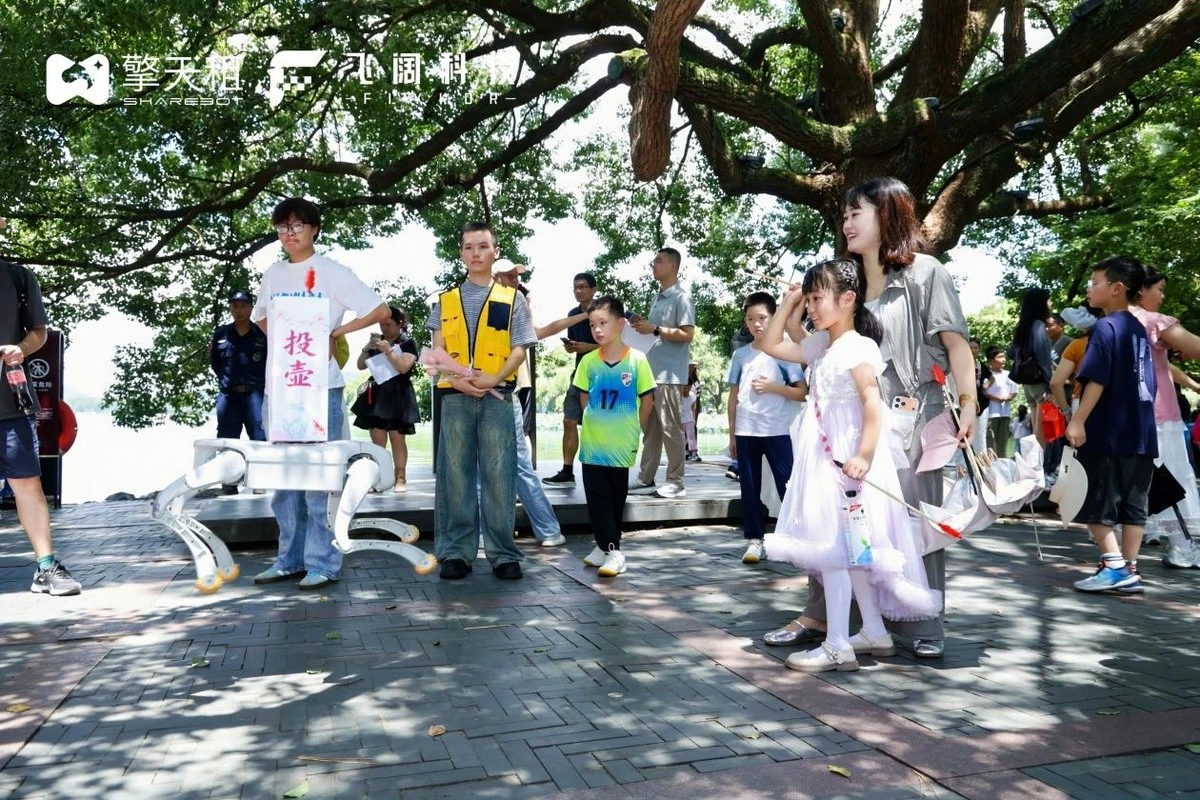 擎天租打造“机器人伴郎天团”，十城联动开启七夕暖心公益