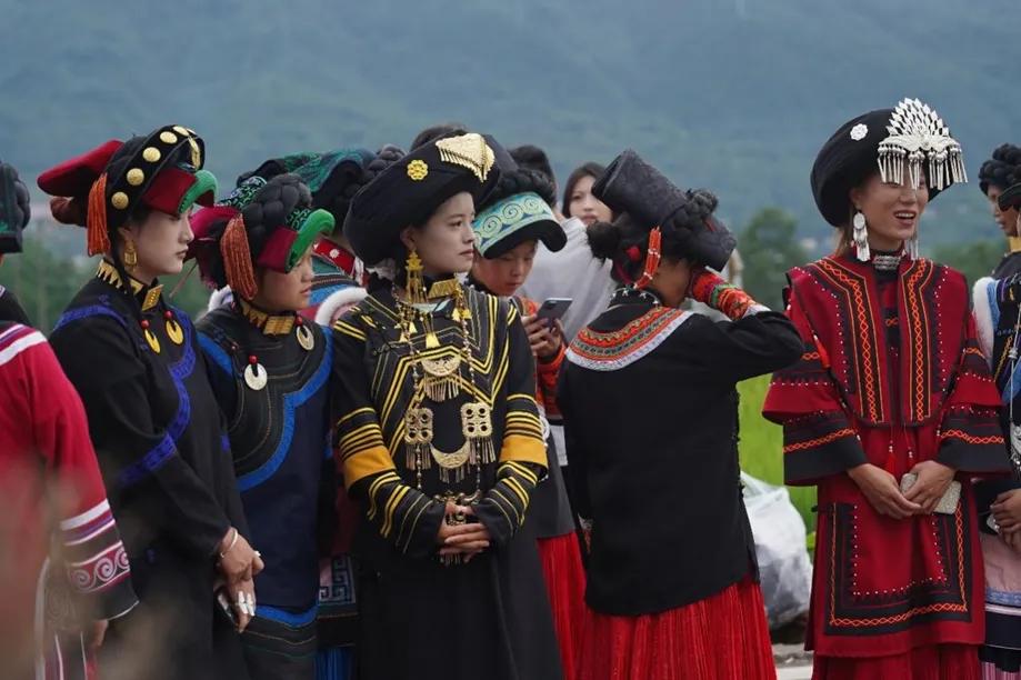 快递车开进大凉山，一间拼多多驿站打通包裹进村“最后一公里”