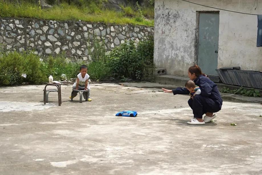 快递车开进大凉山，一间拼多多驿站打通包裹进村“最后一公里”
