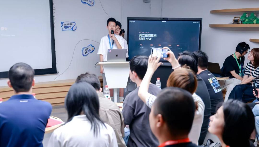 从聊天到创造，AI正在打开一个全民Builder时代
