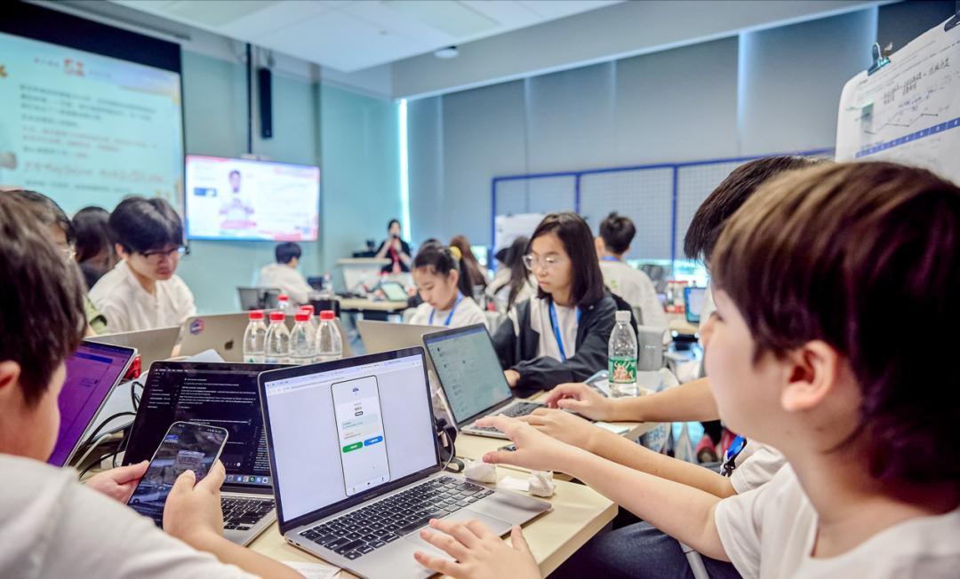 从聊天到创造，AI正在打开一个全民Builder时代