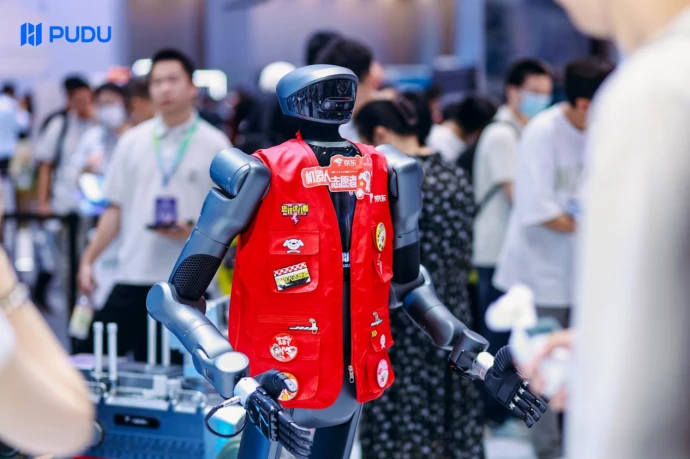 WRC 2026：展台上练抓取，展台下抢闭环