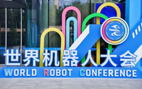 WRC 2026：展台上练抓取，展台下抢闭环