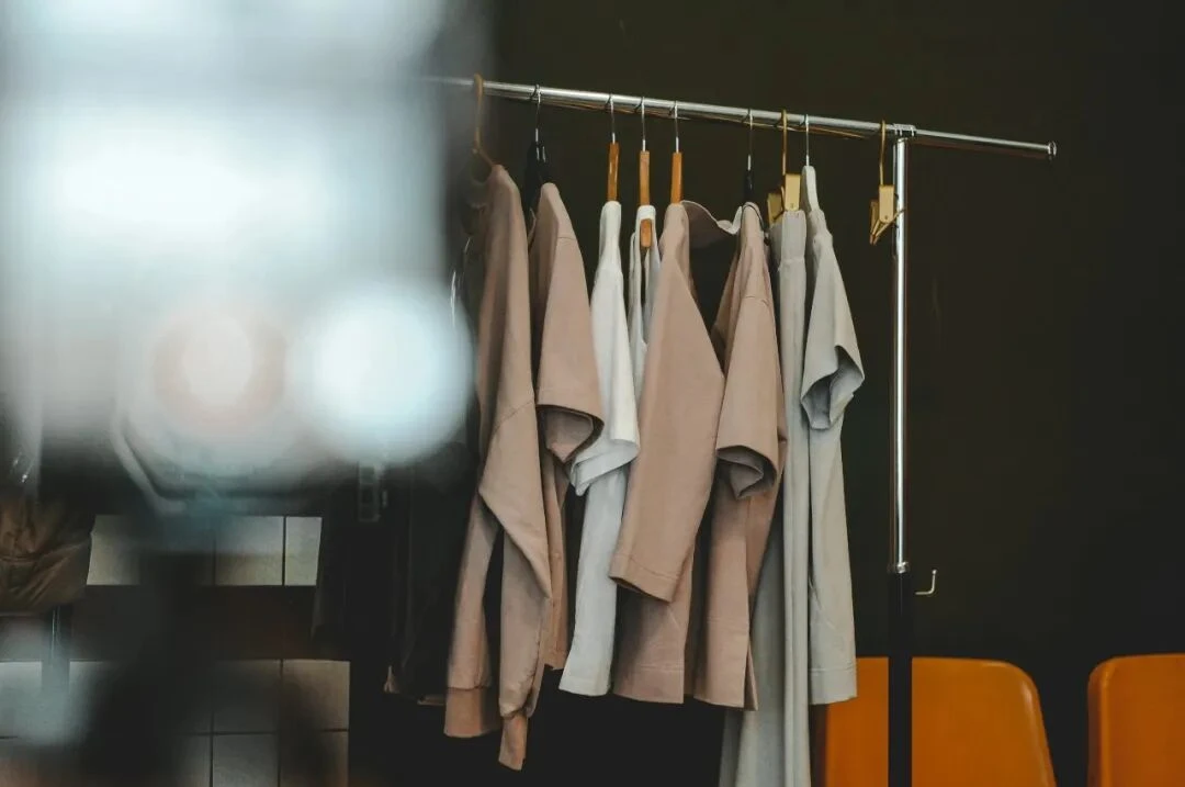 衣服以极简风格挂在衣架上
