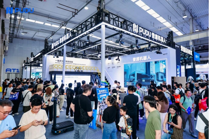 WRC 2026：展台上练抓取，展台下抢闭环
