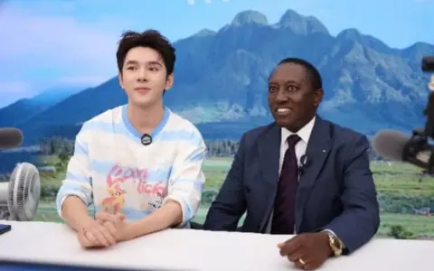 卢旺达驻华大使走进李佳琦直播间，公益专场助推中卢经贸人文交流