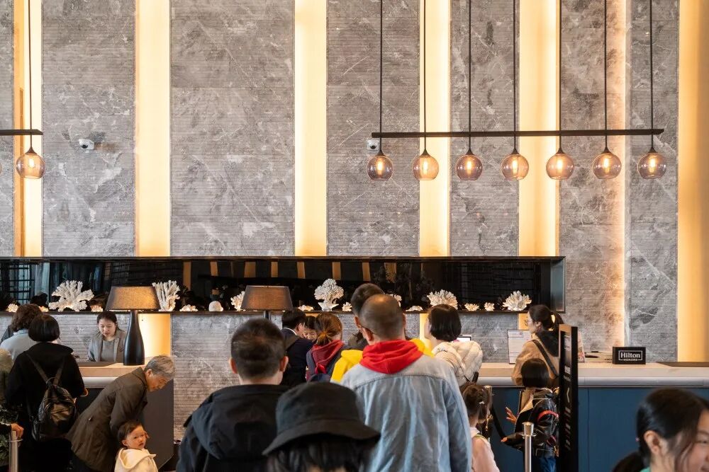 双节完成近2000万次服务任务,酒店该重新算“机器人+AI”这笔账了